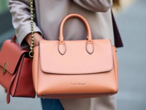 12 Chic Ways to Style Your Handbag – Must-Try Fashion Tips!